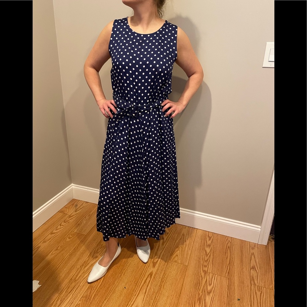 Vintage, navyblue polka dot sleeveless midlegnth Belted dress. Classic 50s style